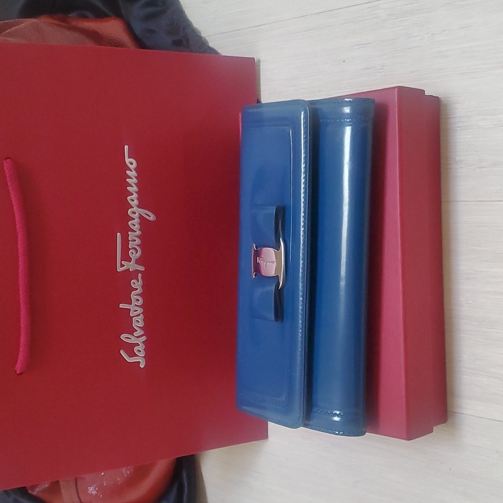 Ferragamo Vara Wallet in blue/excellent condition